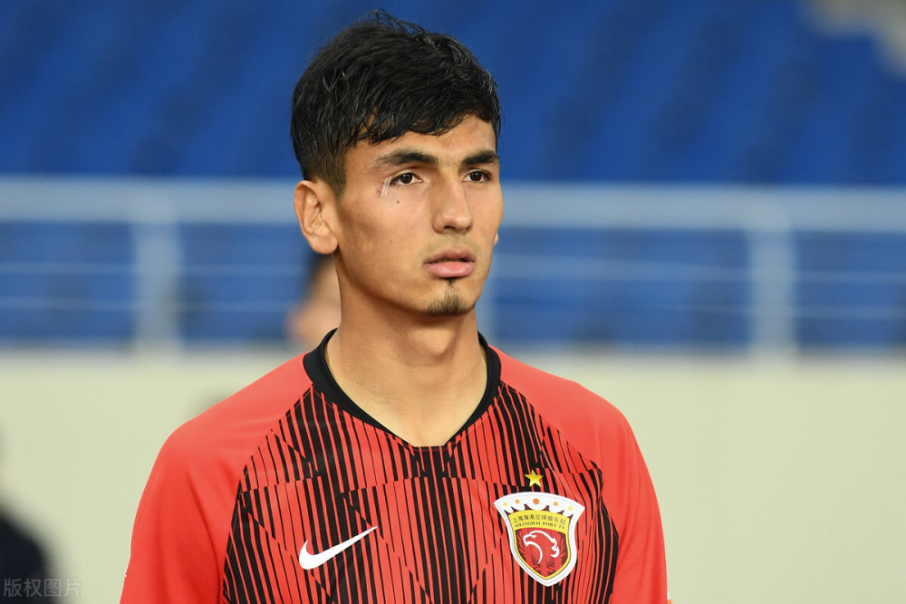 趣体育 -包含转会期体能课后，新疆广汇回应争议备战中超，媒体盛赞，更衣室氛围转暖的词条